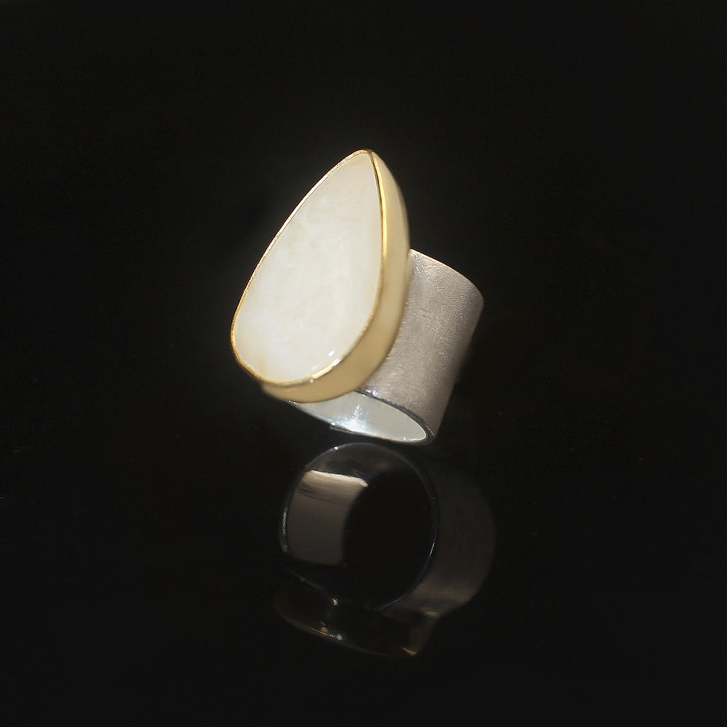 White Howlite 18k Gold-Plated Brass Bracelet | Moon Stone 18k Gold-Plated Necklace | Moon stone Gold-Plated Silver Ring | Yakubu Design | Image 5